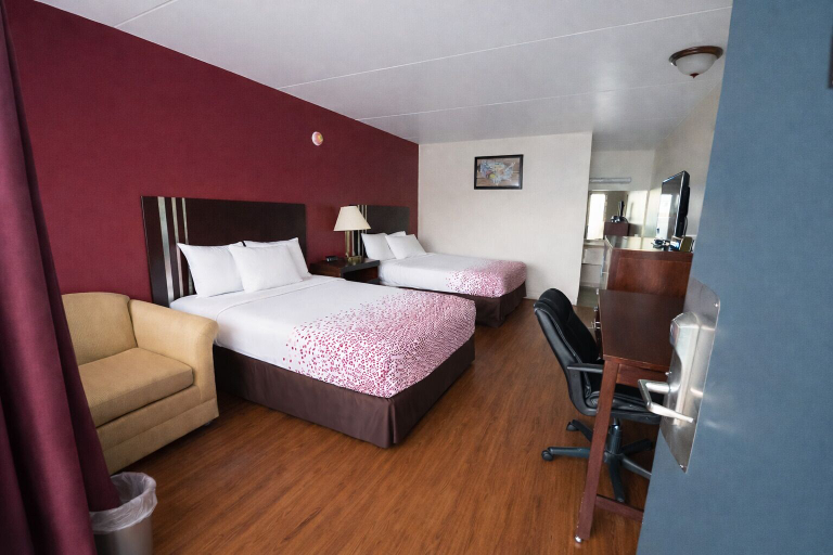 Bedroom 2, Kings Inn Motel, Berks