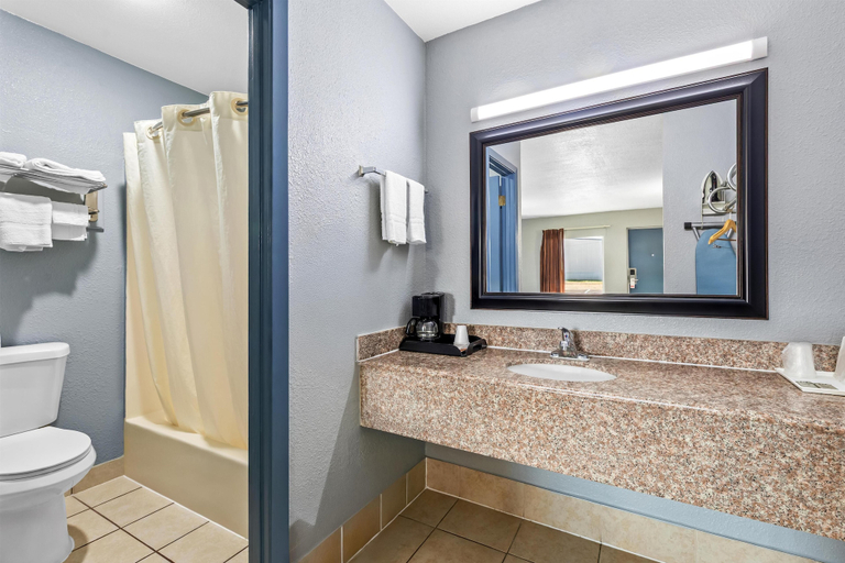 Bathroom 3, Americas Best Value Inn Indianola, Sunflower