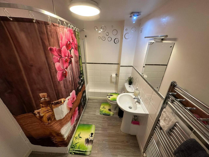 Bathroom 2, London - 2 Bed Flat - Sleeps 4 - Parking - Wifi, London
