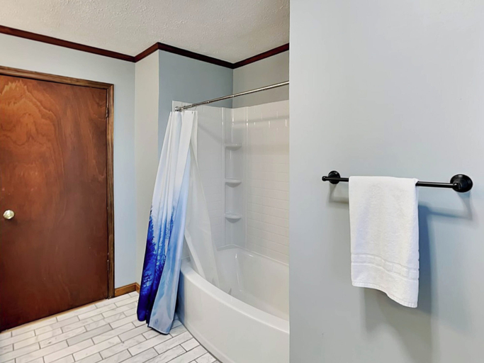 Bathroom 4, Bear Cave Blues by Taylor Made Deep Creek, Garrett