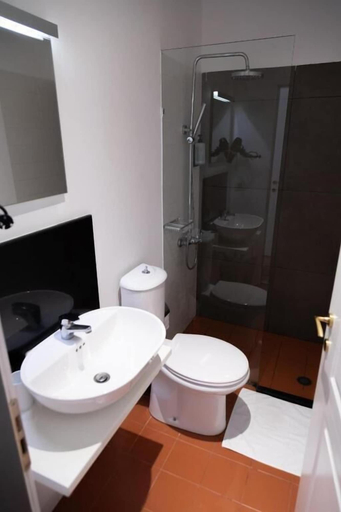 Bathroom 4, Hotel Liqeni, Tiranës