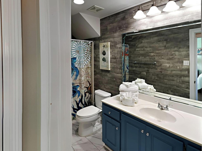 Bathroom 3, A'Bearadise by Southern Vacation Rentals, Baldwin