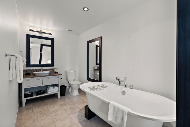 Bathroom 4, The Parkside Hotel & Spa, Capital
