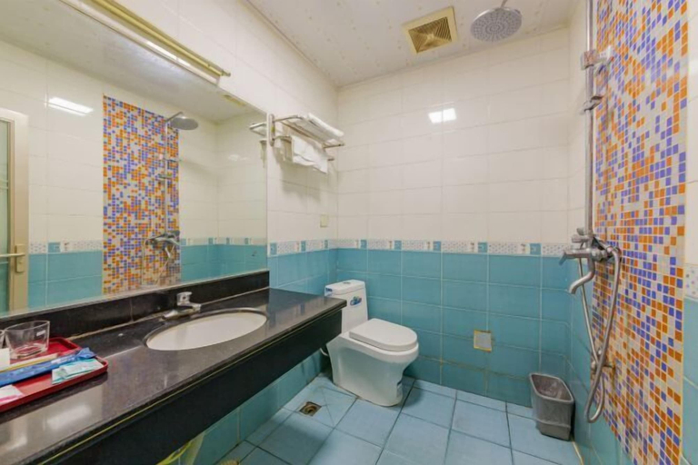 Bathroom 3, Fengcheng Business Hotel (Haikou Fengxiang Road), Haikou