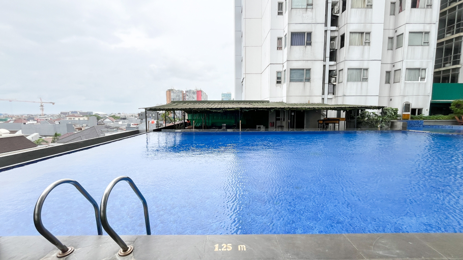 Swimming Pool 5, Cozy 2BR at Apartment De Paradiso Pluit By Travelio, North Jakarta