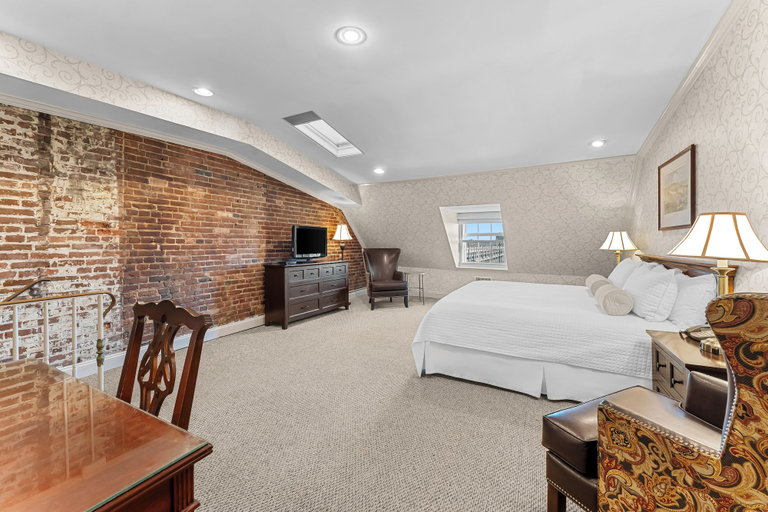 Bedroom 3, Penn's View Hotel, Philadelphia