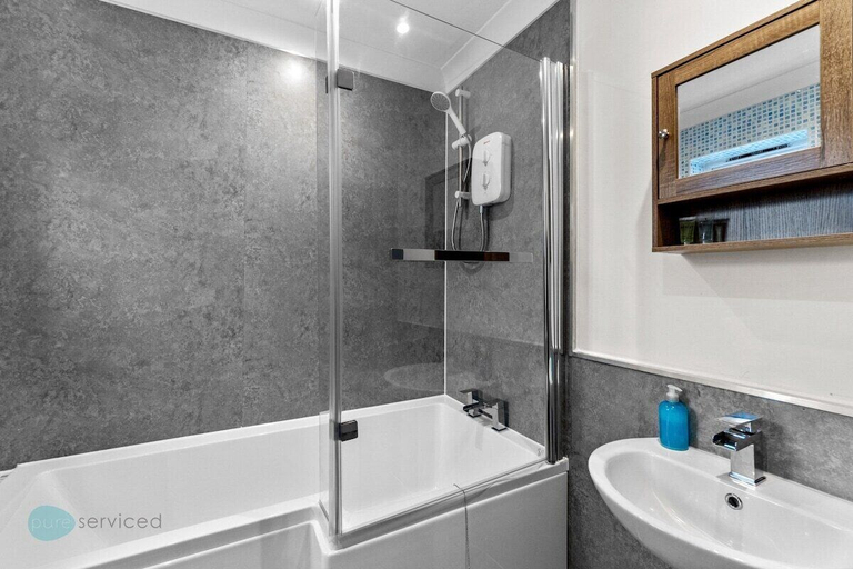 Bathroom, 3 bed House Close to Dockyard Plymouth Contractors, Plymouth