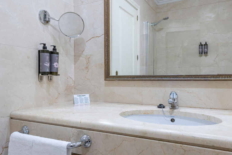Bathroom 5, Best Osuna Feria Madrid, Madrid