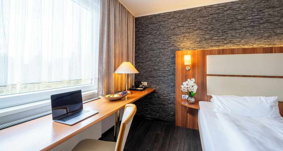 Bedroom 2, PLAZA INN Zwickau, Zwickau