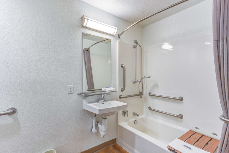 Bathroom 3, Motel 6 Portland, OR - Tigard West, Washington