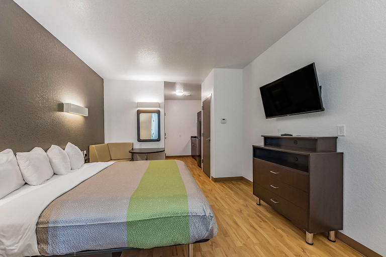 Bedroom 3, Studio 6 New Braunfels, TX, Comal