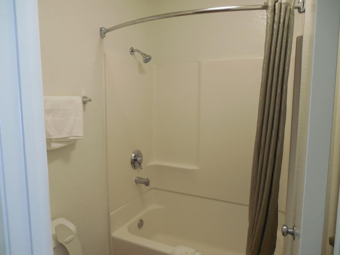 Bathroom 5, Motel 6 Temecula, CA - Historic Old Town, Riverside