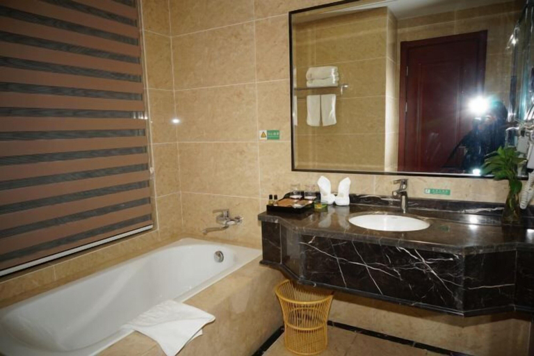 Bathroom 2, Yangzhong Zhonghai Hotel, Zhenjiang