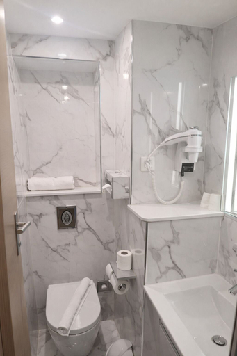 Bathroom 4, Geographotel Paris-Roissy CDG Airport, Seine-et-Marne