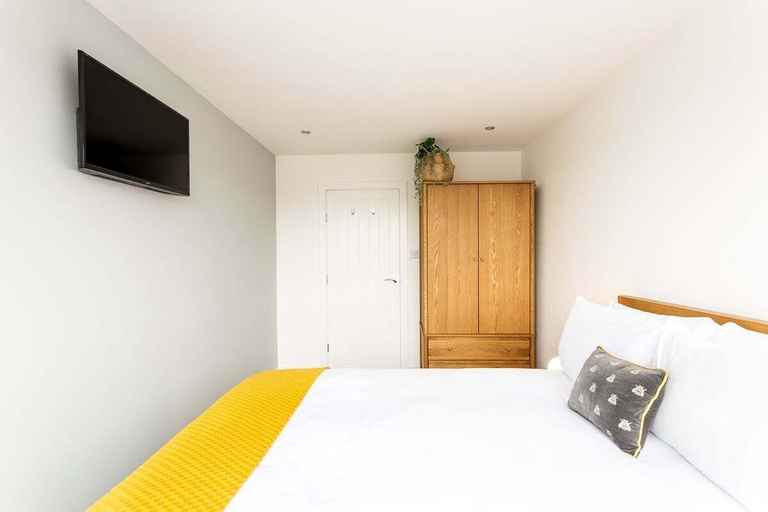 Bedroom 3, Bright London Bridge Apartment, London