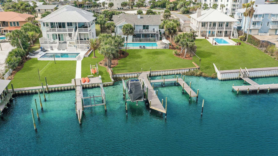 Exterior & Views