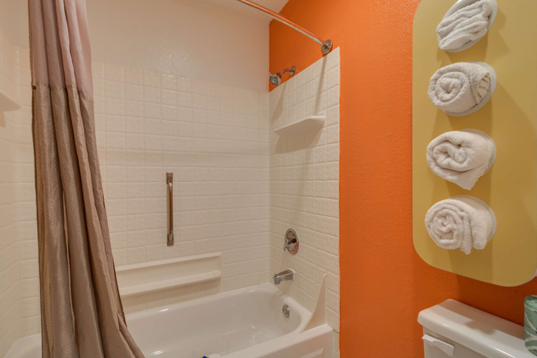 Bathroom 4, Motel 6 Waukegan, IL, Lake