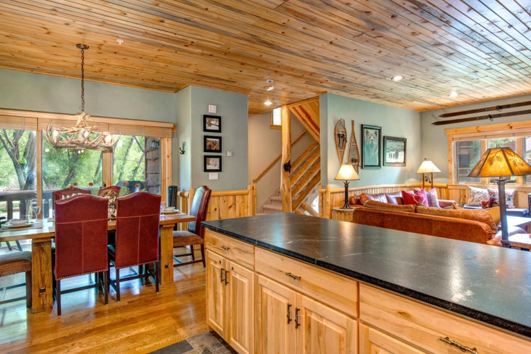 Food & Drinks 4, Timber Wolf Lodge by KBM, Summit