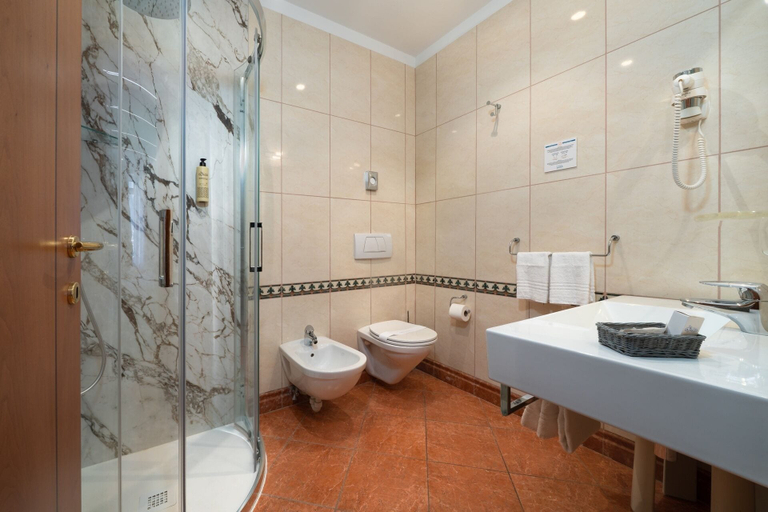 Bathroom 5, Hotel Luis, Trento