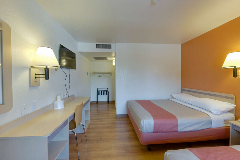 Bedroom 3, Motel 6 Weed - Mount Shasta, Siskiyou