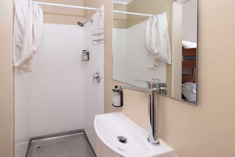 Bathroom 5, Queenstown TOP 10 Holiday Park, Queenstown-Lakes