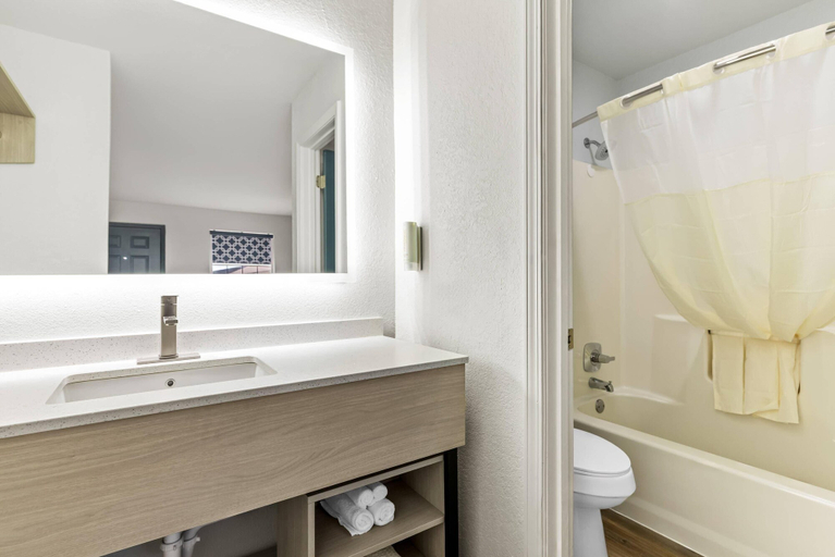 Bathroom 4, Rodeway Inn Muskogee, Muskogee