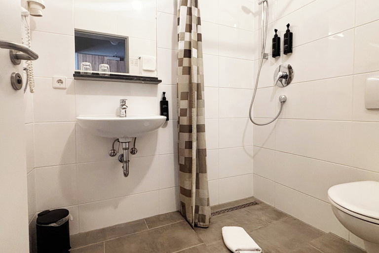 Bathroom 5, Garner Hotel Stuttgart - Zuffenhausen by IHG, Stuttgart