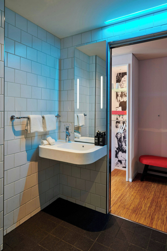 Bathroom 4, citizenM Menlo Park, San Mateo