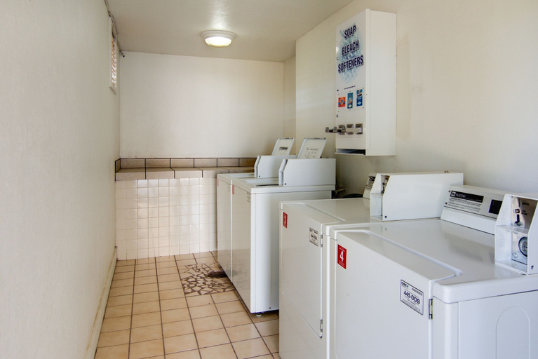 Bathroom 4, Motel 6 Mount Pleasant, TX, Titus