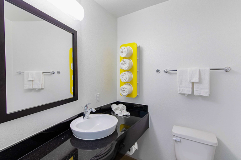 Bathroom 4, Motel 6 Austin, TX - Airport, Travis