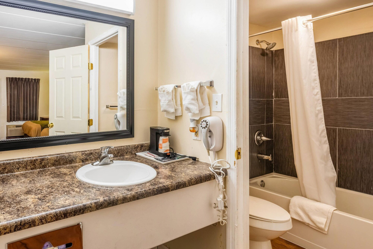 Bathroom 4, Econo Lodge Franklin - Springboro, Warren
