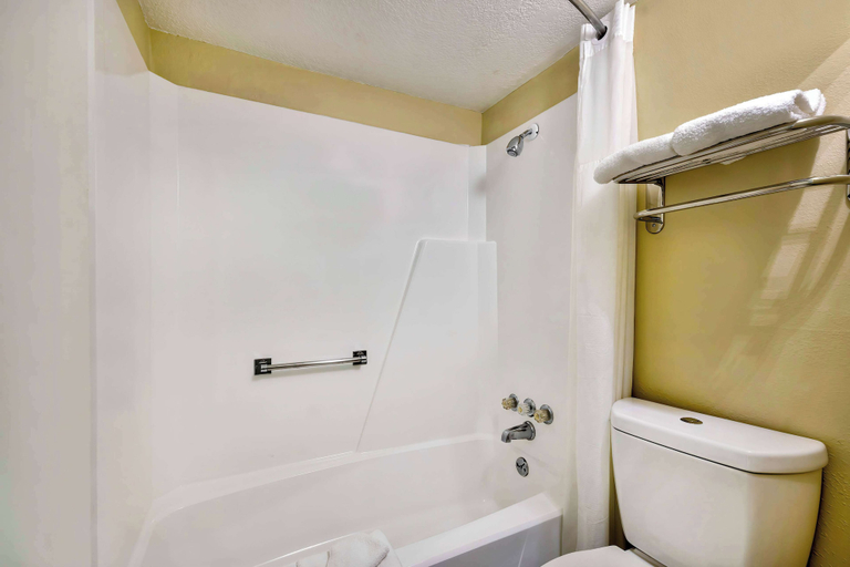 Bathroom 3, Motel 6 Effingham, IL, Effingham