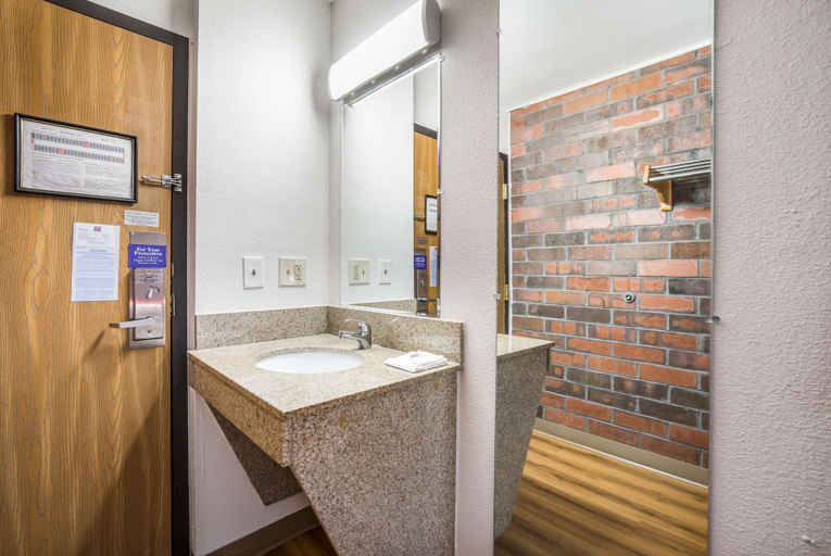 Bathroom 4, Motel 6 Madison, WI - East, Dane