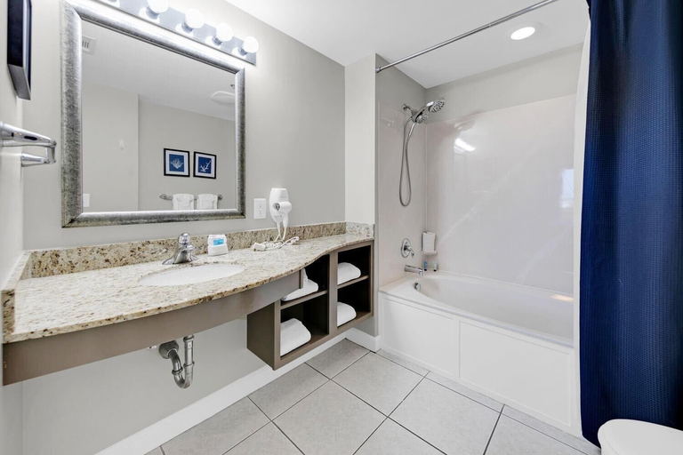 Bathroom 3, Splash 503e-sea His Grace, Bay