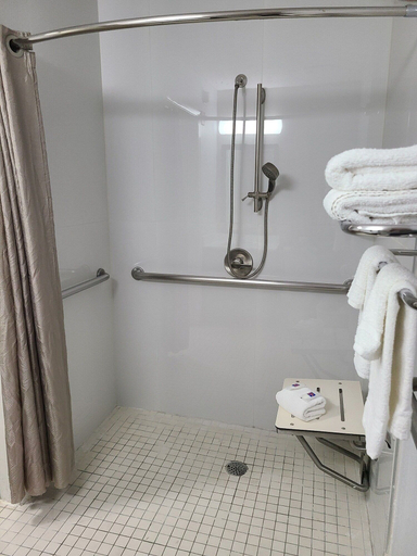 Bathroom 4, Studio 6 Dallas, TX - North - Richardson, Dallas
