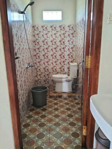 Bathroom 5, Bromo Seruni Guesthouse, Probolinggo