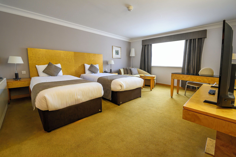 Bedroom 4, Regency Park Hotel, West Berkshire
