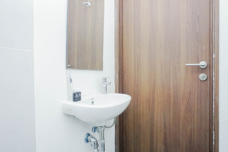 Bathroom 4, Chic Studio Apartment at Royal Sentul Park By Travelio, Bogor