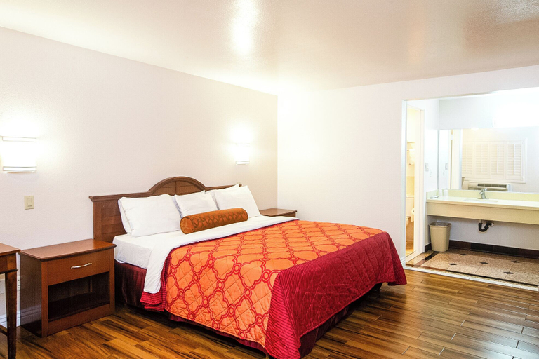 Bedroom 1, Tropic Lodge, Orange