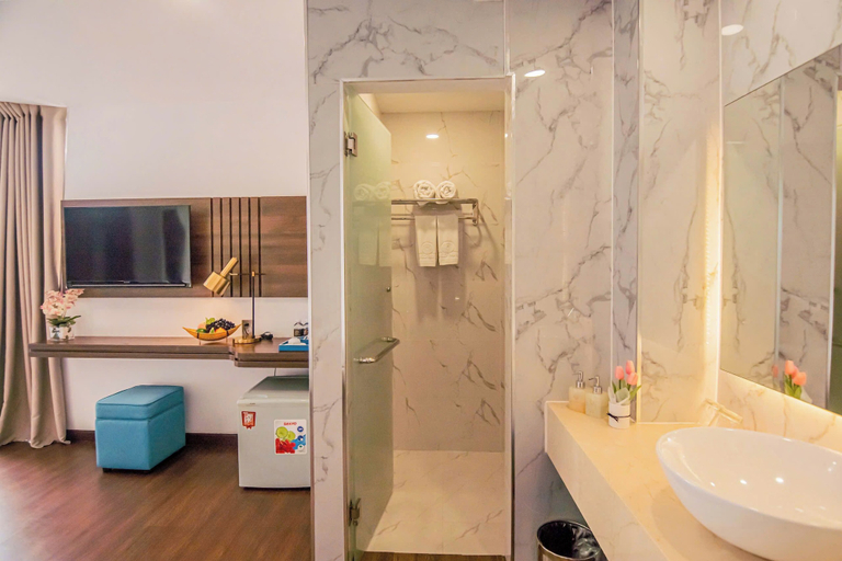 Bathroom 4, Gold Central Hotel by Haviland, Da Nang