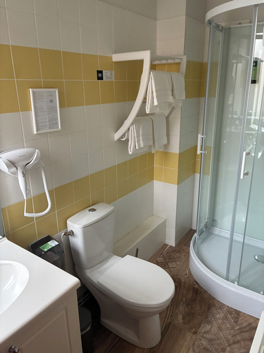 Bathroom 4, Hotel du Commerce, Puy-de-Dôme