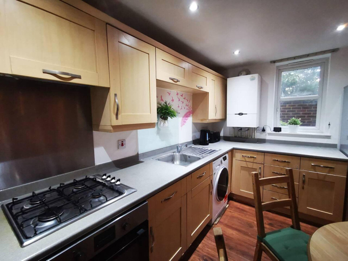 Others 3, London - 2 Bed Flat - Sleeps 4 - Parking - Wifi, London