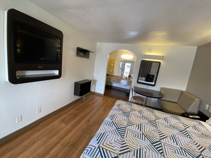 Bedroom 5, Motel 6 Bryan, TX - College Station, Brazos