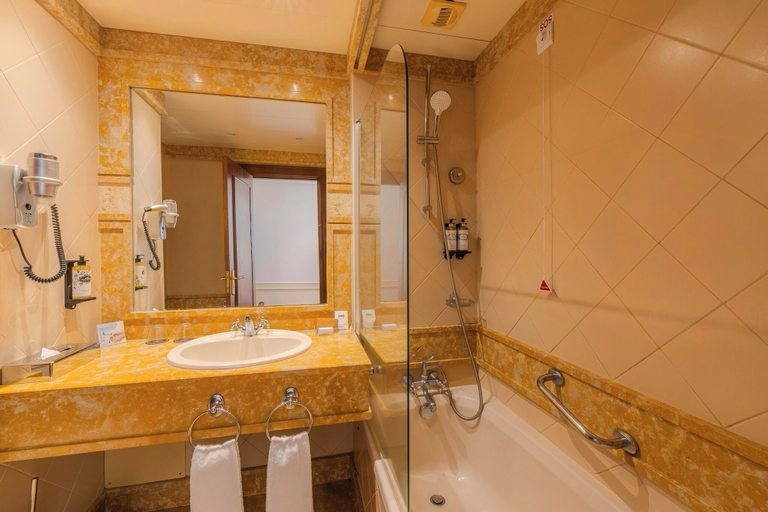 Bathroom 5, Pestana Royal All Inclusive Ocean & Spa Resort, Funchal