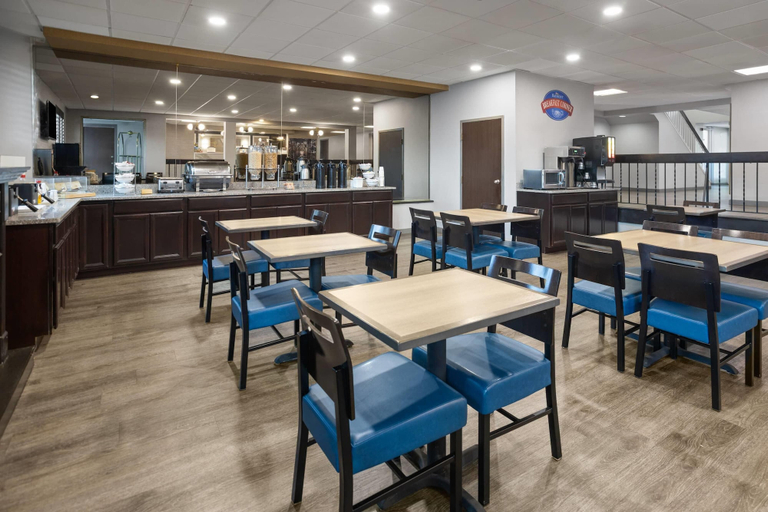 Food & Drinks 5, Baymont by Wyndham Westampton, Burlington