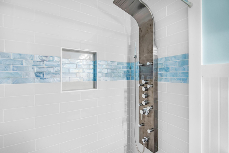 Bathroom 3, Crabby Lagoon C104, Bay