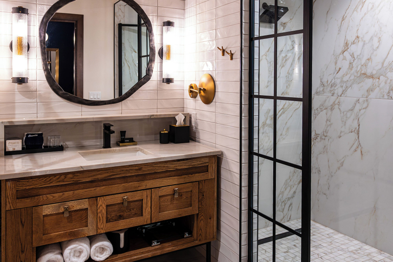 Bathroom 4, Hotel Renegade, Ada