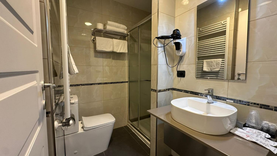 Bathroom 3, Hotel Folen, Milano