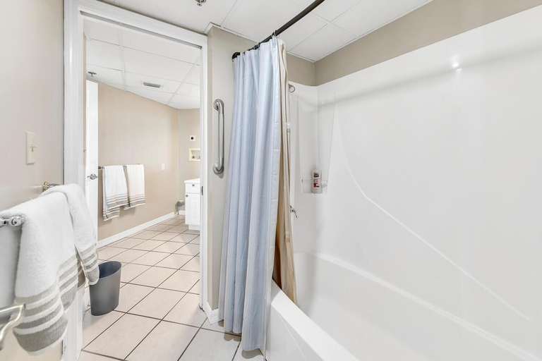 Bathroom 5, Sunbird 807e, Bay