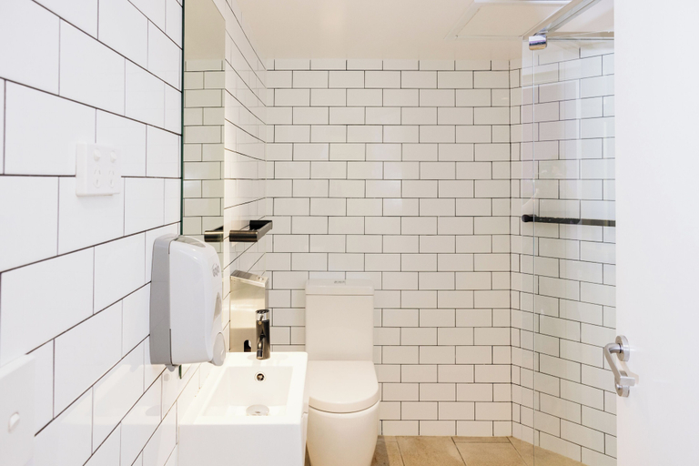Bathroom 4, YHA Byron Bay, Byron